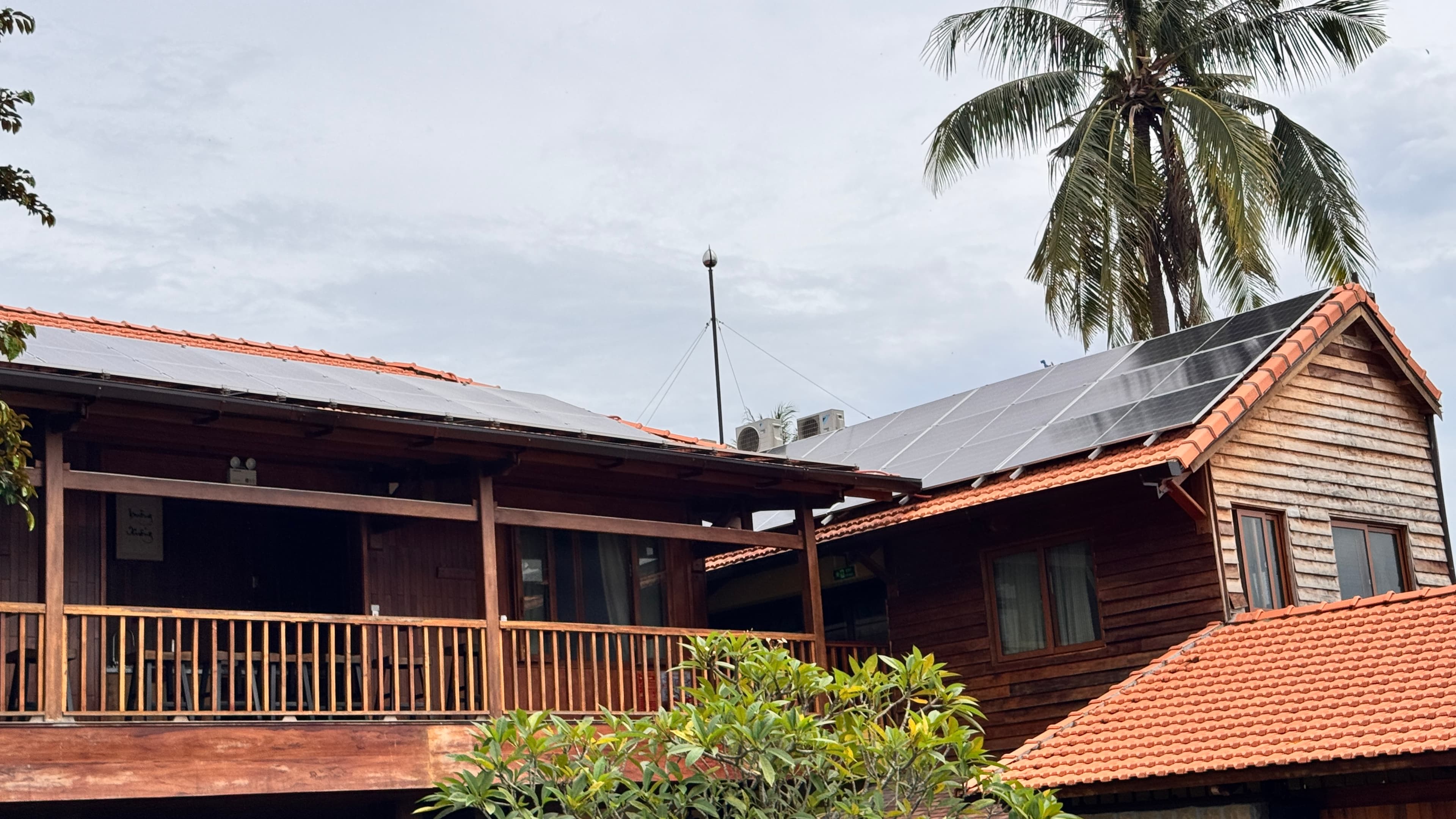 Resort building served by the hybrid solar and battery system